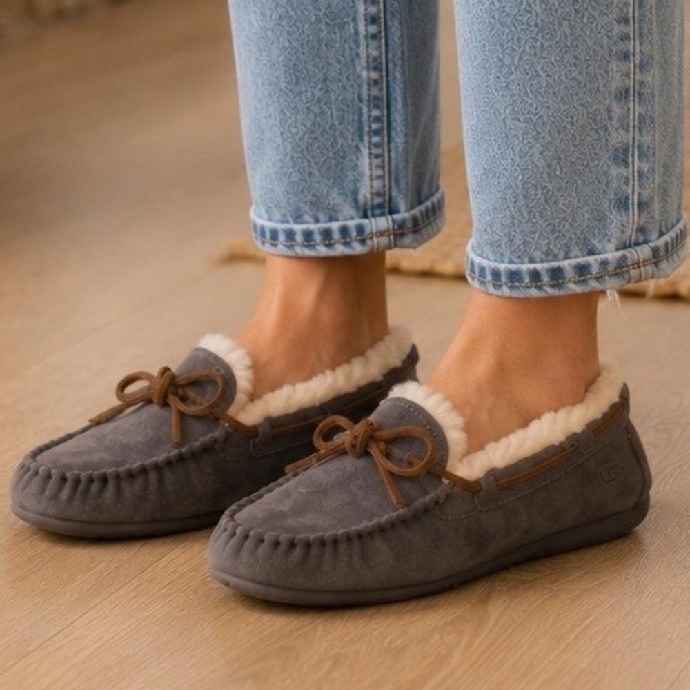 UGG Dakota Charcoal Gray Suede Sheepskin Moccasin Slippers Womens Size 8.5